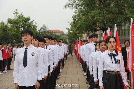 师生情|热血沸腾！师生“喊楼”为高三学子助威