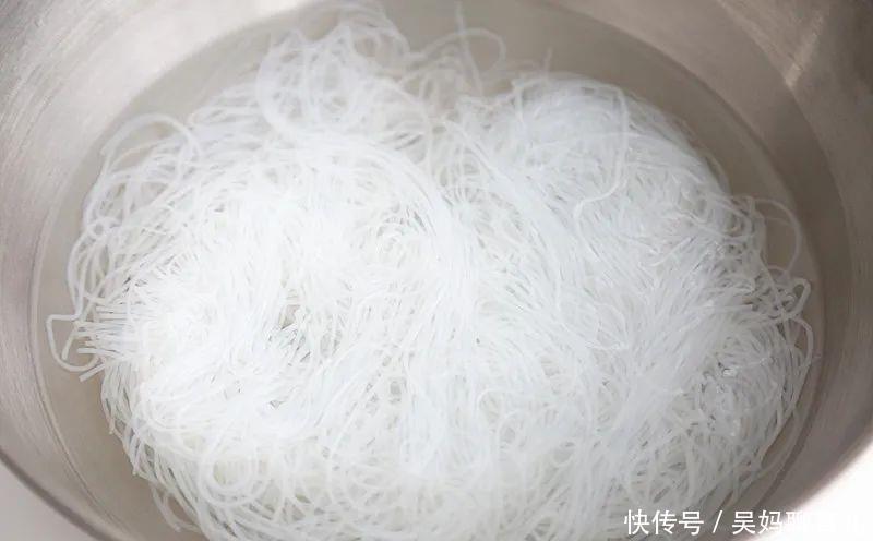 洋葱|豆腐不用炒，浇上料汁直接炖，滑嫩入味，几分钟就做好了