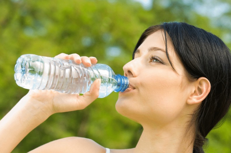 打嗝的时|打嗝停不下来怎么办还在用憋气的方吗去喝口水吧!