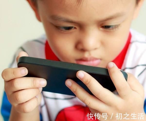 网络|该不该让孩子玩手机?世卫组织建议:接触网络不建议早于这一年龄