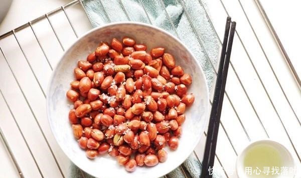 下酒菜|炒花生米时,直接下锅就废了,多加一步,花生更香脆,还不回潮