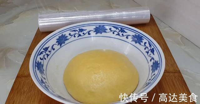 面包很好吃，有4个鸡蛋，又软又甜，不用烤箱你就能成功