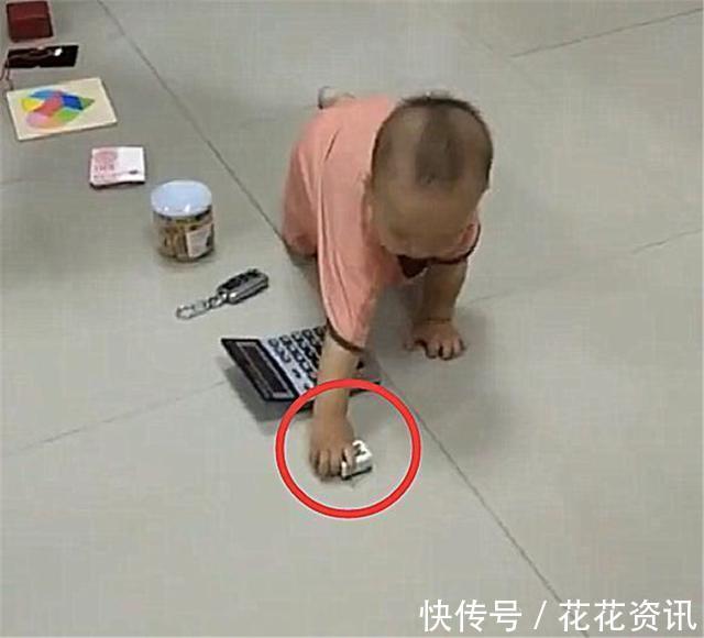 抓取|1岁宝宝抓周,奶奶放了这东西,宝宝的举动让全家人笑容都凝固了