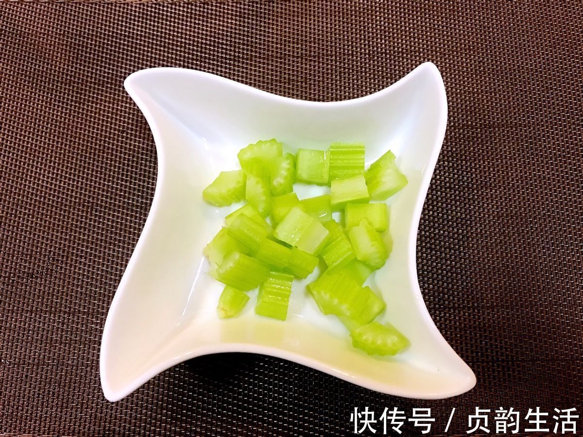 香蕉|天气热没有胃口,做一杯苹果香蕉芹菜汁,营养丰富,酸甜好喝