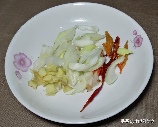 好吃|教你超简单爆炒牛肚丝的家常做法，多做这一步，香辣好吃又下饭