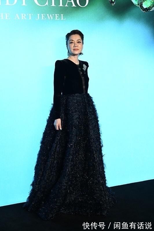 裙装|毛阿敏从容面对衰老,穿黑色长裙梳大背头,皱纹明显气场仍强大