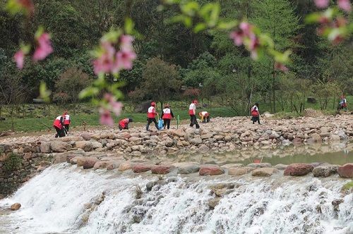 湖南张家界：党员志愿者呵护水生态