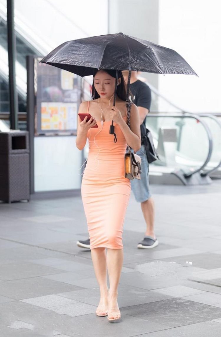 吊带衫|搭配卡其色的吊带衫,时髦有个性