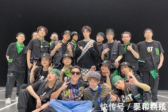 《街舞4》变“这就是熬夜”,张艺兴累倒在后台,王一博哈欠连天