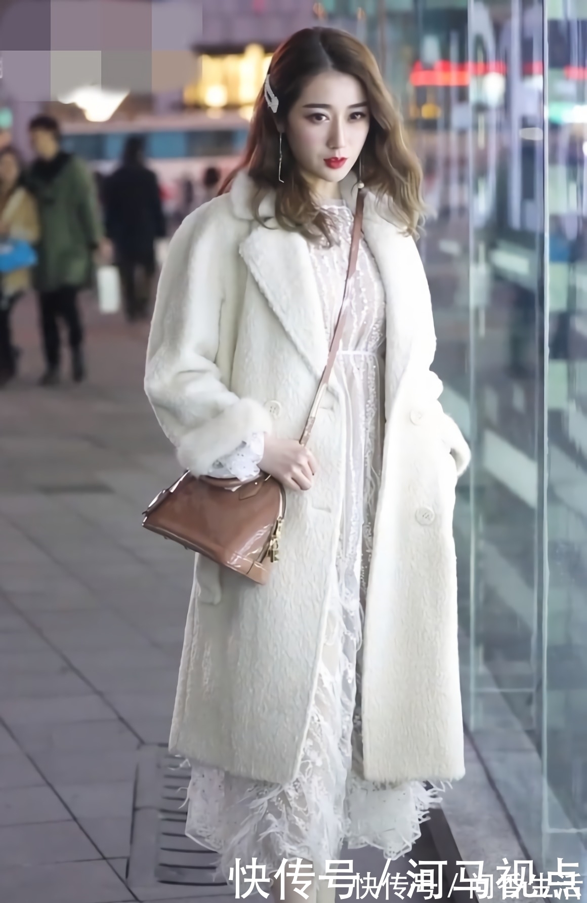 水花裙 刚刚还在惊叹美女的颜值,立马就被她的“水花裙”吸引了,超美!