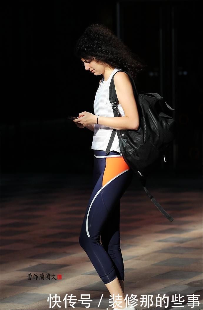 冬末春初,打底裤的用场很大,美女搭配打底裤有技巧、有心得