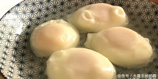 煮荷包蛋时,总有白沫易散开大厨教您1招,完整嫩滑不粘锅