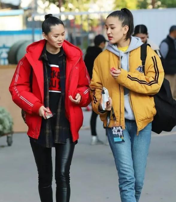 身材|路人街拍，打底裤搭配时髦的背心，穿上之后特别显身材