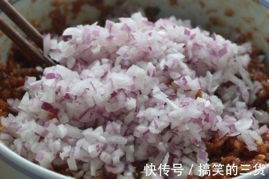 白粥|洋葱别炒着吃，教你解馋新吃法，又鲜又嫩，出锅孩子一口气吃10个