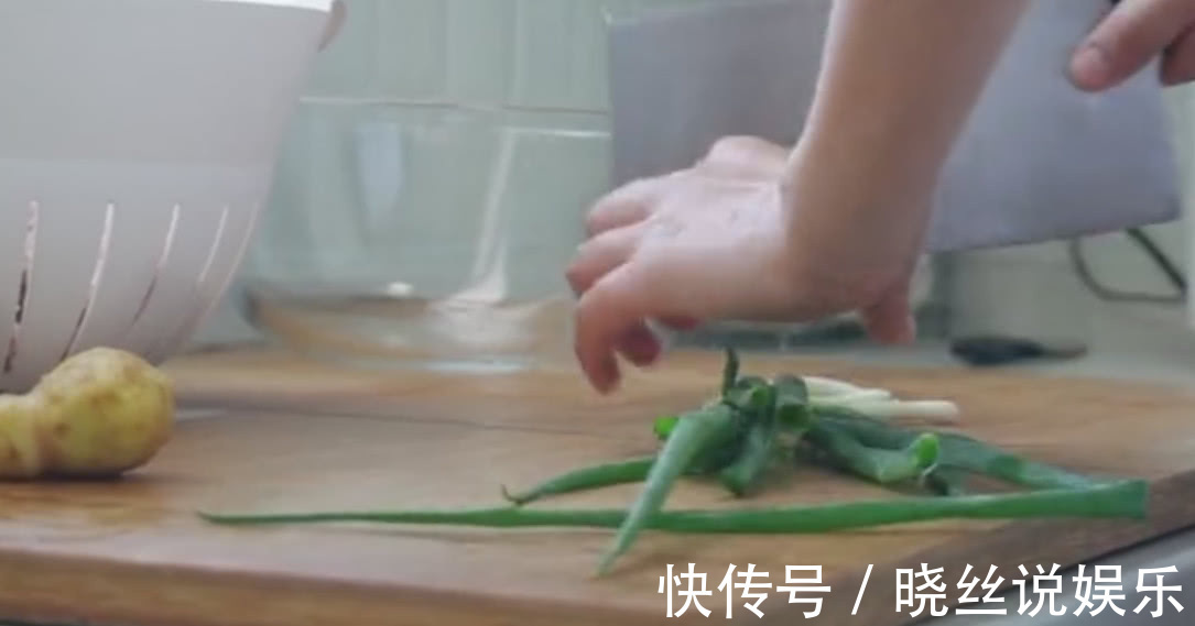 葱段|排骨不要炖土豆了,媳妇给里面倒了一碗面粉,老公不够吃了