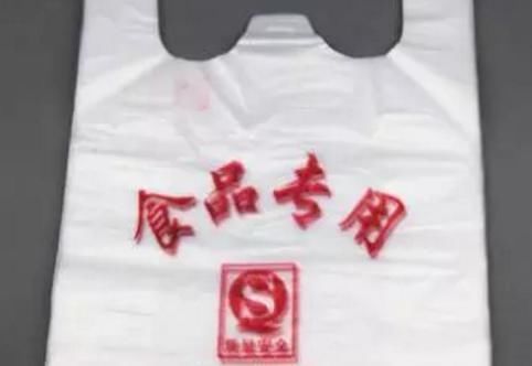 买菜回来，千万别连着塑料袋一起放进冰箱