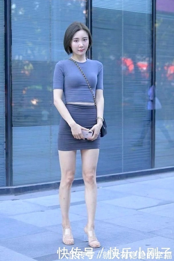 女人|成熟女人露脐小上衣,搭配包臀裙,呈现出最真实原态的美丽!