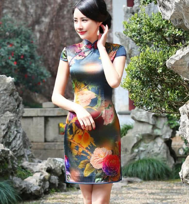 小姐姐爱穿旗袍,穿出玲珑有致曲线,散发性感妩媚女神魅力