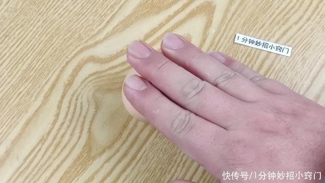 剥鸡蛋壳，许多人第一步就错，大厨教你方法，3秒蛋壳轻松脱落