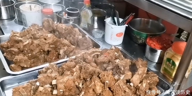 不再|大姐街边卖“大骨头”,8元一个,每天只限2盆,顾客:吃完不再来!