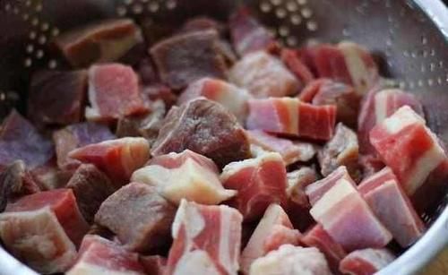  炖牛肉的技巧，冷水热水下锅可大不相同，里面的文章大家知道吗