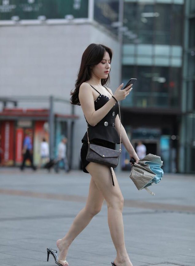 身材|美女穿搭时尚,妩媚动人,完美身材让人羡慕