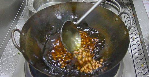 油炸|厨师长教你油炸花生的做法,掌握这个诀窍,花生米再也不会炸老