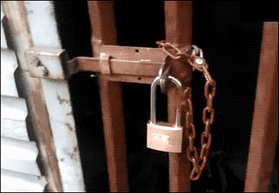 |搞笑GIF趣图:陪客户去喝茶,服务员这倒茶姿势让我有点尴尬