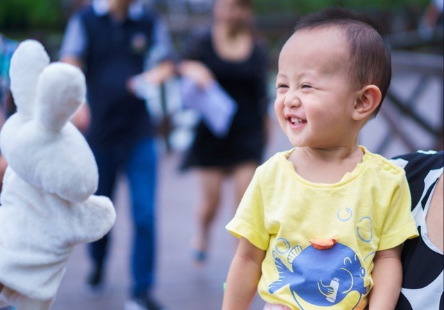 非观|爸爸醉倒在路边,3岁女儿蹲在一旁守候,网友:有这样当爹的吗?