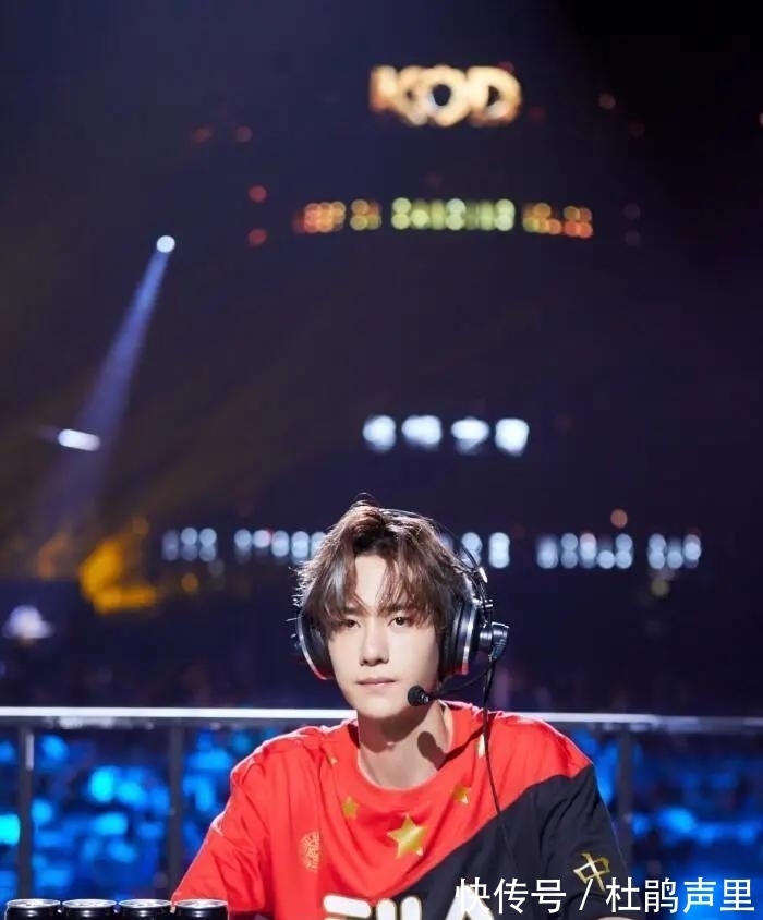 王一博|王炸來襲，真人秀《這就是街舞》男神王一博swag挑眉殺