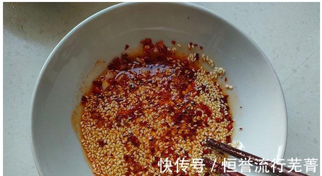 面粉里打入鸡蛋,泡一泡拉一拉,煮好加料拌一拌,三伏天吃真开胃!