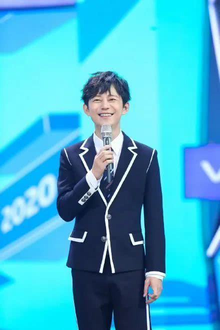 《创造营2020》总决赛主持人何炅,嘉宾有孟美岐和R1SE,分组曝光