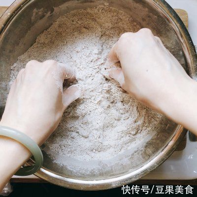 苏打面包|「又快又丑又好吃」黑胡椒车达芝士爱尔兰苏打面包