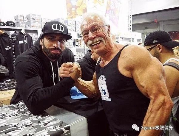 爷爷|76岁肌肉爷爷人老魅力大身边美女如云,还带小情人健身