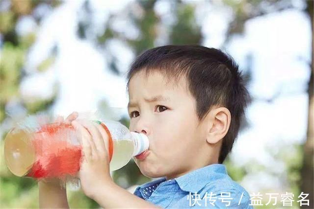 地位|有这4种特征的孩子,在班里“地位”很低,家长要帮忙改善