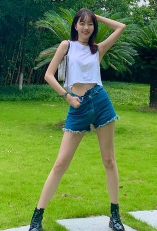 路人街拍，美女穿着一件v领的吊带，为自身的美丽加分