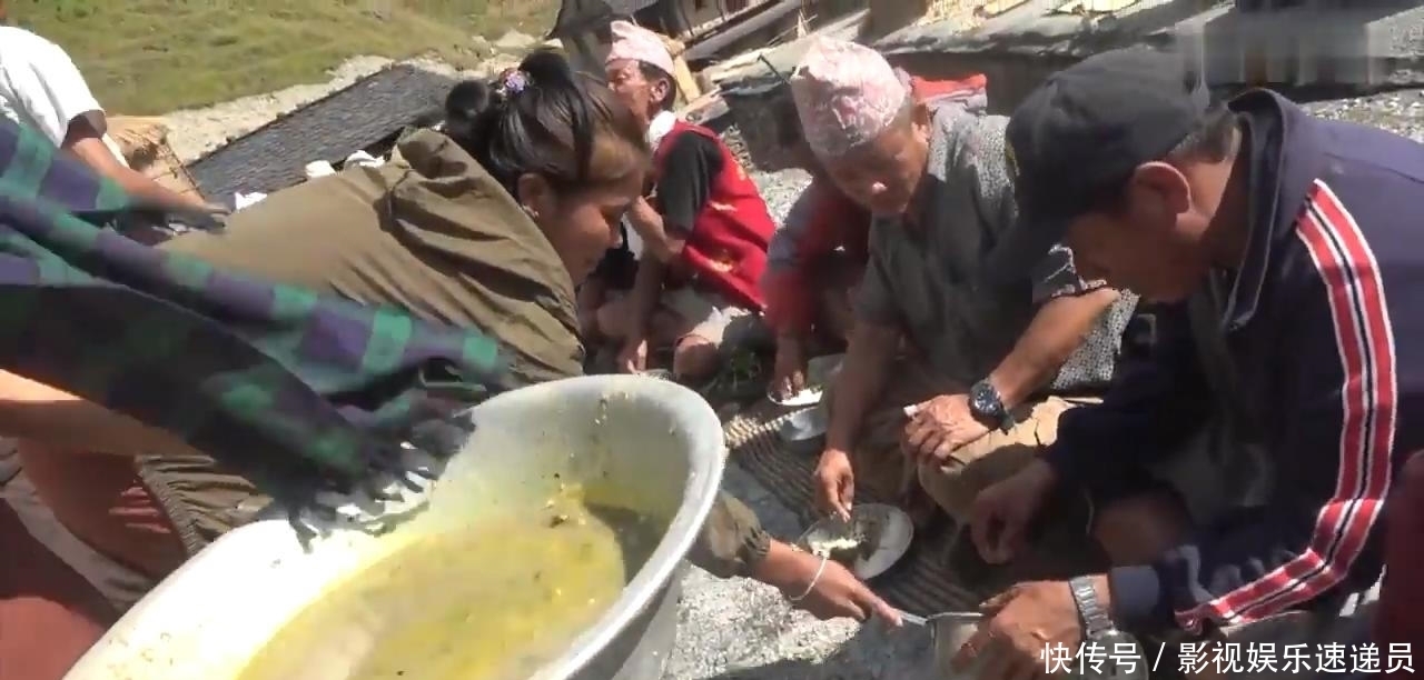 农村|尼泊尔农村大型酒席,场面壮观,只吃一个菜咖喱羊肉配米饭