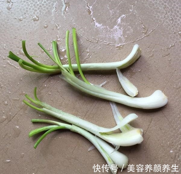 它是“菜中灵芝”，人们都说“餐前饭后吃6个，郎中不打门前过”！