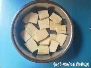 煎豆腐时,不要直接放油煎,巧用这一妙招,豆腐才外酥里嫩不油腻