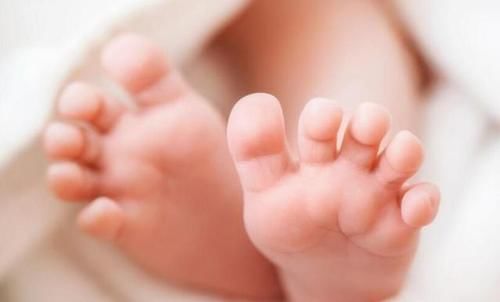 ru头|新生儿“力大无穷”,刚出生就会“走路”?6种反射行为要知道