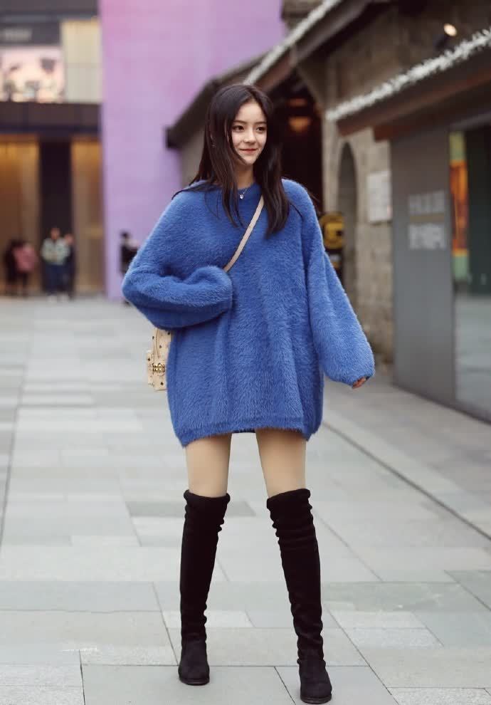 美女 美女蓝色毛衣搭配长筒靴, 长腿笔直性感, 果然脸小的都漂亮