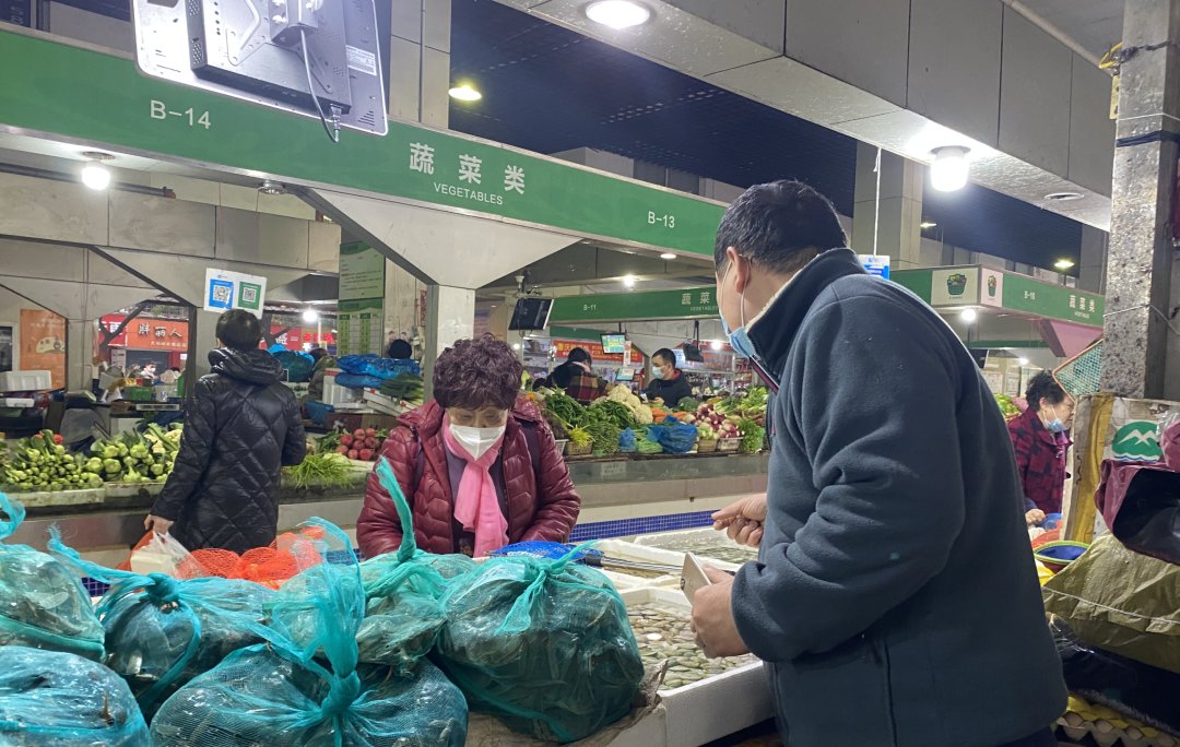 妻子$萧山育才农贸市场卖鱼摊上出了个画家，用一根毛笔绘下了萧山的“半壁江山”