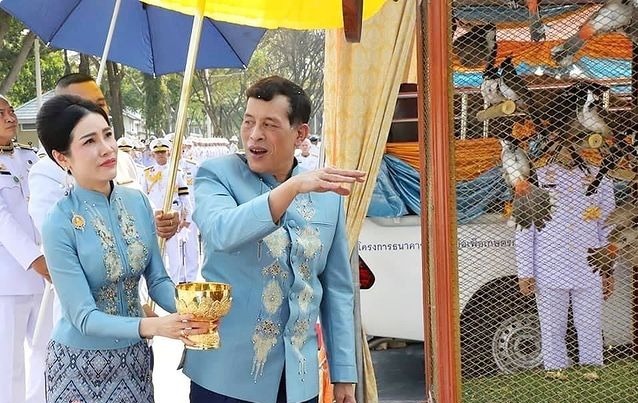 蓝色|诗妮娜也节俭, 同一件清爽蓝上衣多次穿, 换条半身裙依然美得闪耀