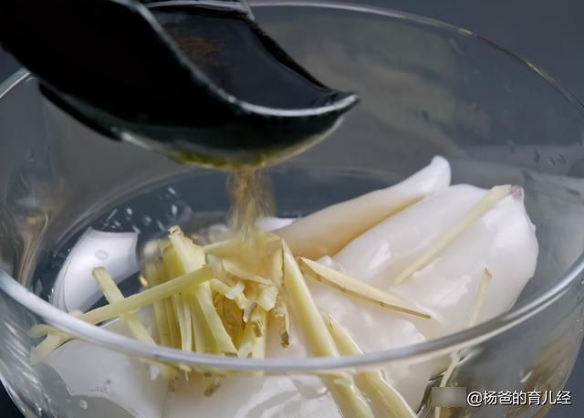 鱿鱼的美味新吃法，鲜嫩脆爽又营养，适合孩子的解馋美食