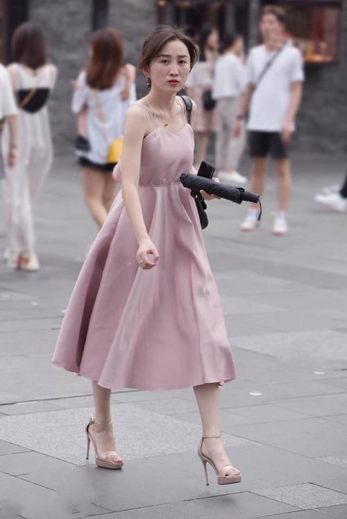 赞不绝口|路人街拍，美女内搭了一件白色圆领T恤，好身材令人赞不绝口