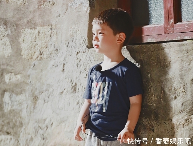 追星女孩 小泡芙女大十八变,8岁美成整容模板,和嗯哼越来越有cp感了