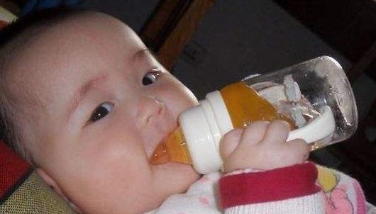 缺水|宝宝身体如果有这3种情况，说明是缺水了，宝妈要及时给宝宝喂水