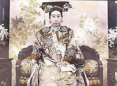 服饰|清朝妃子在衣服外搭上此物,为的是方便皇帝,一般人还真想不到