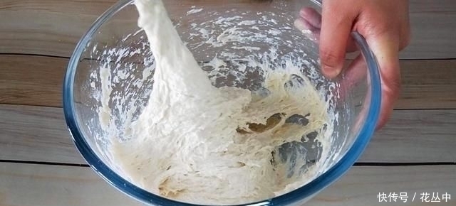 烧饼|芝麻烧饼这样做真香,不揉不擀面,更不用调油酥,出锅一盘不够吃