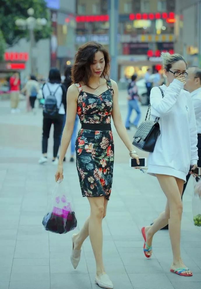 美女脚上搭配上一双尖头的高跟鞋，走在路上能够散发出无限的魅力